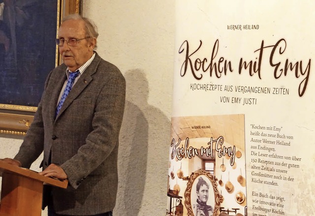 Werner Heiland bei der Vorstellung sei...Buchs mit Rezepten seiner Gromutter.   | Foto: Hge