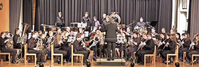 Ein groes Ensemble aus Blsern und Sc...lasorchester Waldkirch auf die Bhne.   | Foto: Fotos: Sylvia Sredniawa