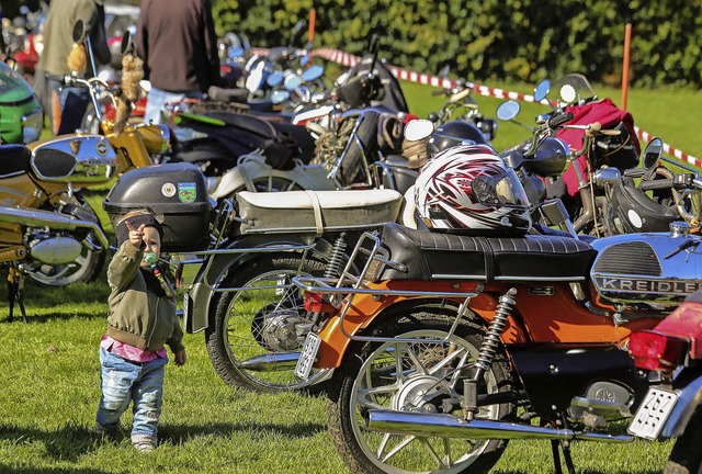 Herausgeputzt parken die Zweittakter a...jngeren Besuchern inspiziert werden.   | Foto: Sandra DEcoux-KOne