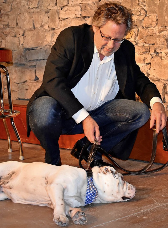 Uwe Kleibrink als Herr Knabenschuh mit   Otis.   | Foto: Vollmar