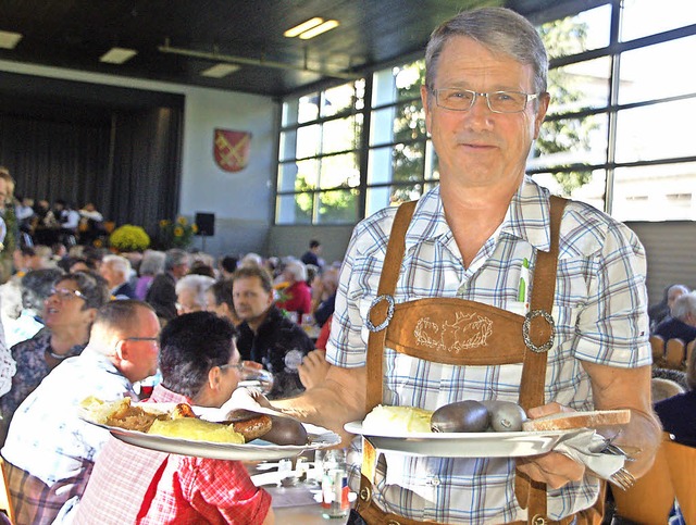 Im volkstmlichen Einsatz als Helfer w... die Mnner des Musikvereins Minseln.   | Foto: Petra Wunderle