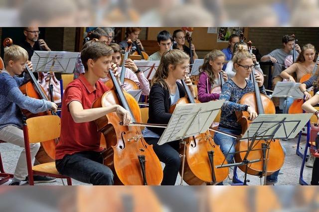 Musikschüler bereiten mit dem Cello ein Klangfest