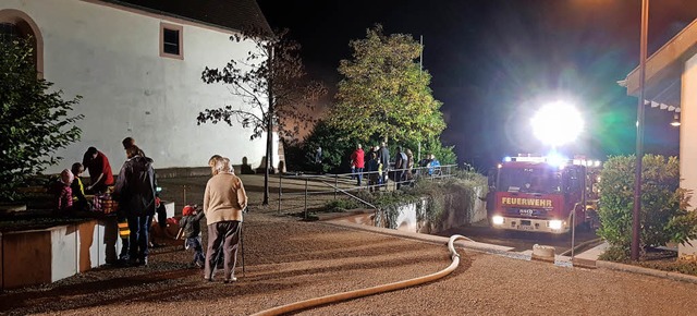 Die Fischinger Wehr nahm einen Schwelbrand in der Kirche an.   | Foto: privat