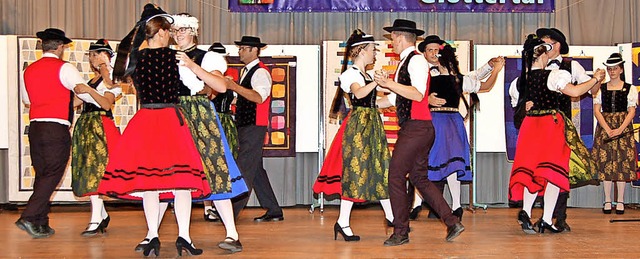 Bei der Kunst- und Partynacht in Glott...ppe der Akkordeon-Trachtengruppe auf.   | Foto: Christian Ringwald