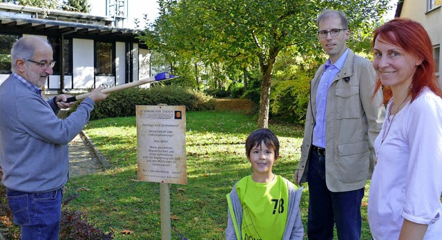 Pfarrer Eberhard Deusch beim Thesenans...iterin der Gemeinde, Christa Rinklin.   | Foto: Louis Gross