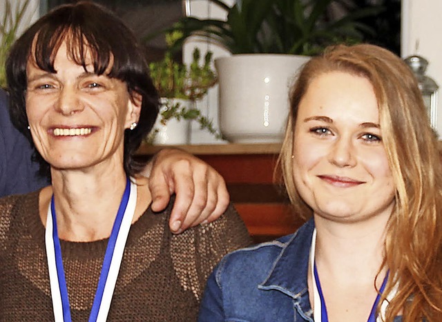 Christine und Yvonne Denner gehren se...ks) und Birgit Kromer (rechts) geehrt.  | Foto: Eva Korinth