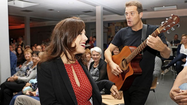 Juliette Brousset und Gitarrist David ...as Gesprch mit ihrem Publikum nehmen.  | Foto: Martha Weishaar
