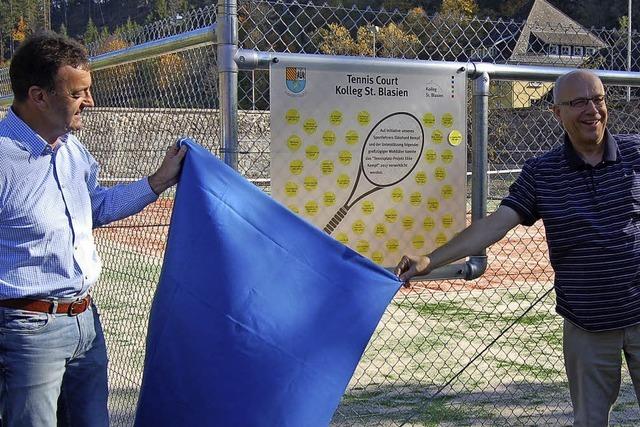 Kolleg erffnet neuen Tennisplatz