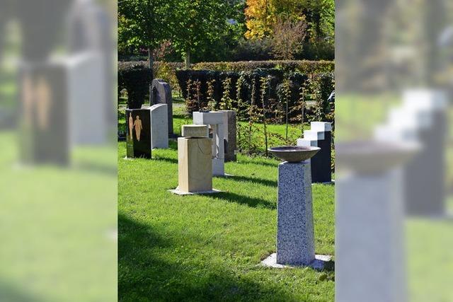 Auf dem Hauptfriedhof gibt es jetzt ein Urnenstelenfeld