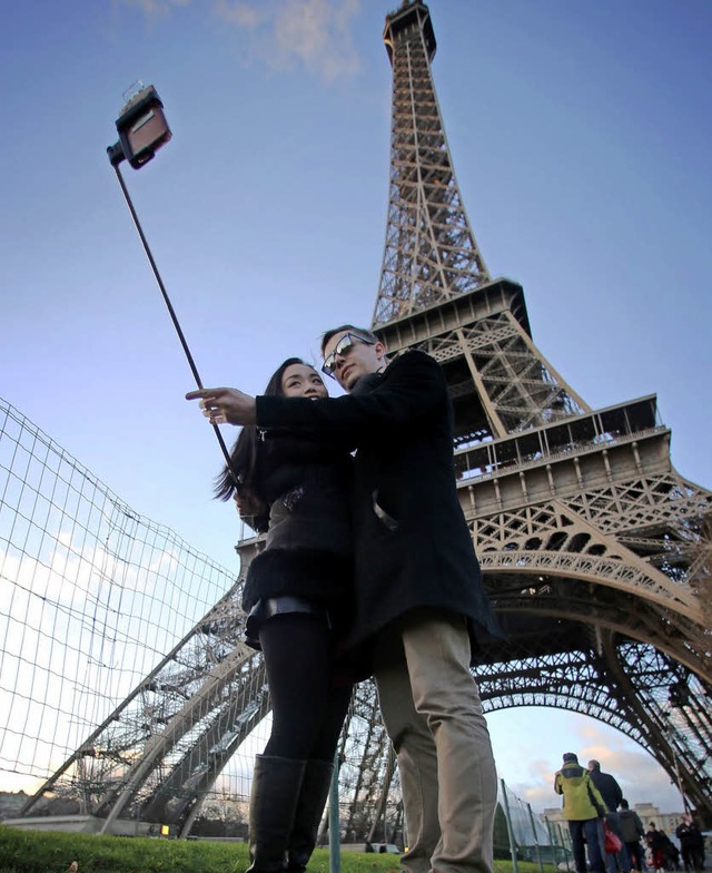Wer reist, verwandelt sich:   aber nic...Selbstverliebten vor dem Eiffelturm.    | Foto: dpa