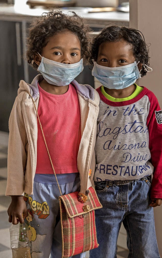Zwei Schulkinder auf Madagaskar mit Mundschutz   | Foto: DPA