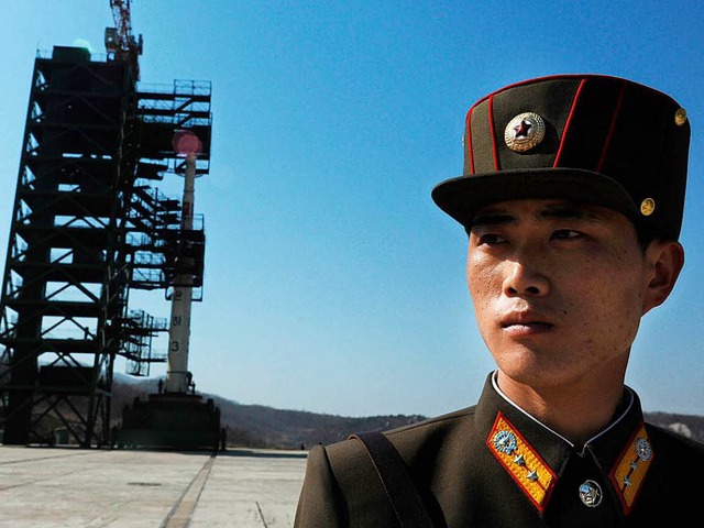 Ein nordkoreanischer Soldat an einer Abschussvorrichtung fr Raketen.  | Foto: dpa