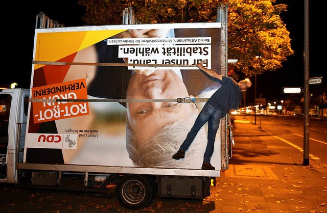 Die Wahlplakate des Spitzenkandidaten ...den in Hannover schon abtransportiert.  | Foto: dpa