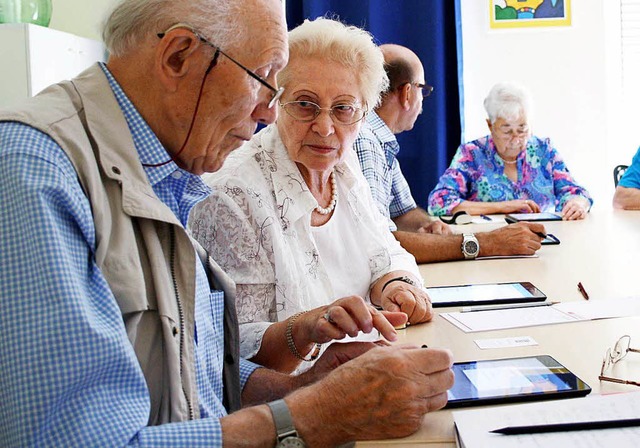 Auch fr Senioren bietet das Internet spannende Mglichkeiten.  | Foto: dpa