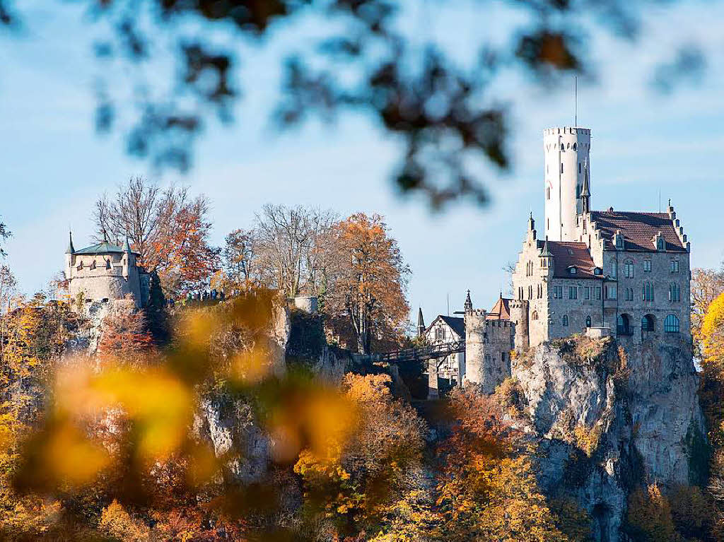 Hinter bunten Blttern ragt Schloss Lichtenstein hervor.