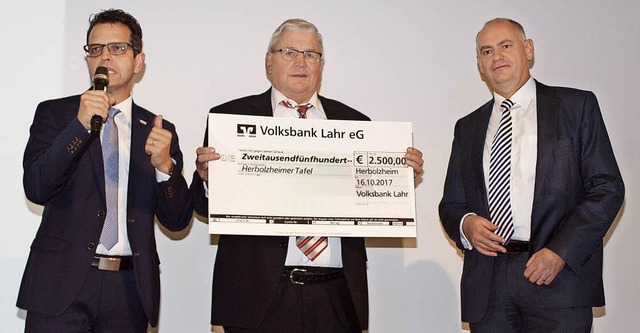 Spendenbergabe mit  dem Volksbank-Vor...rbolzheimer Tafel, und Reiner Richter   | Foto: Michael Haberer