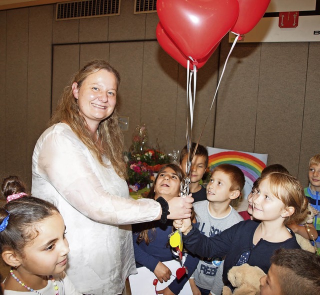 Luftballons zur Amtseinfhrung: Sandra...undschulleiterin willkommen geheien.   | Foto: Haberer