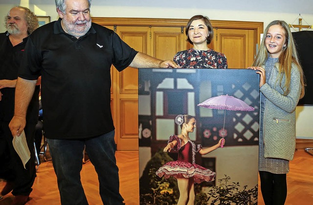 Bernhard Rein mit dem Bild der Balleri...elohnung fr die Mhen geschenkt hat.   | Foto: Sandra Decoux-Kone