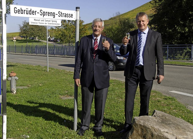 Samuel Spreng (links) und Brgermeiste...pielte die Hekatron-Band Streulichter.  | Foto: M. Pfefferle