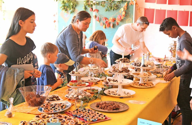 Selbst gemachte Pralinen und Tee waren...linarischen Angebote beim Herbstfest.   | Foto: Bartsch