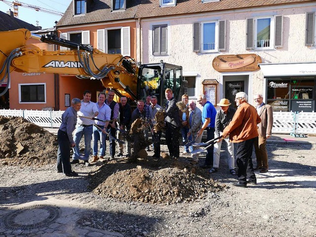 Die Bauarbeiten fr die Umgestaltung d...irmenvertretern symbolisch zum Spaten.  | Foto: Gerold Zink