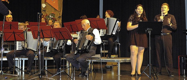 Bei &#8222;Girls, Girls, Girls&#8220; ...Julian Frank stimmlich das Orchester.   | Foto: Schweizer