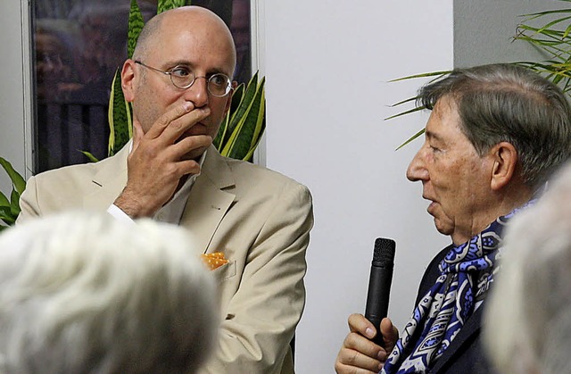 Jrgen A. Messmer (rechts) moderierte ...einem Buch ber Franoise Gilot  las.   | Foto: Christiane Franz