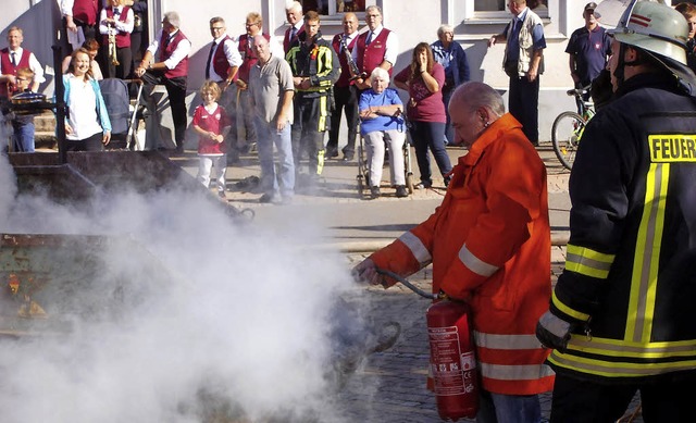 Auch Zuschauer Jrgen probierte die Br...g mit Hilfe eines  Feuerlschers aus.   | Foto: Selz