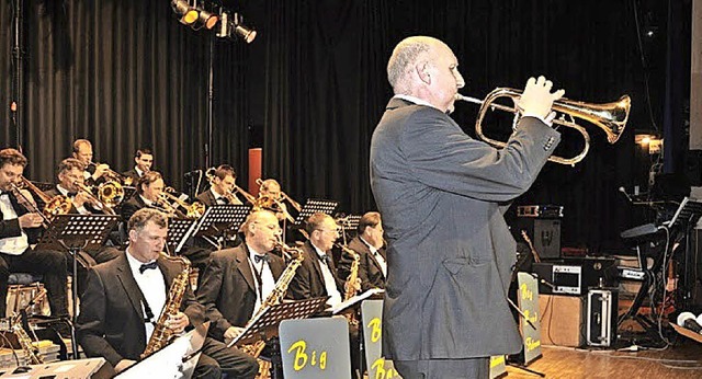 Volker Ewert (vorne) und die Big-Band ...und Swing-Abend in die Festhalle ein.   | Foto: Archiv