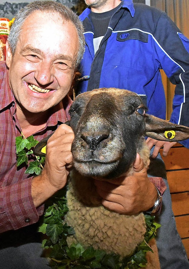 Peter Riedel gewann den Hammel, das Tier darf aber bei seinem Zchter bleiben.   | Foto: Andrea Steinhart