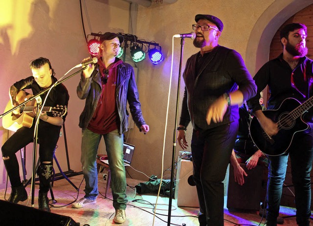 Geoff Tate spielte im Hof des Eichstetter Bio-Weinguts Rinklin.   | Foto: Schneberg