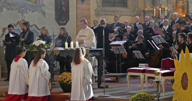 Pfarrer Sumser mit Chor, Musikern und Solisten beim Patrozinium   | Foto: Frank leonhardt