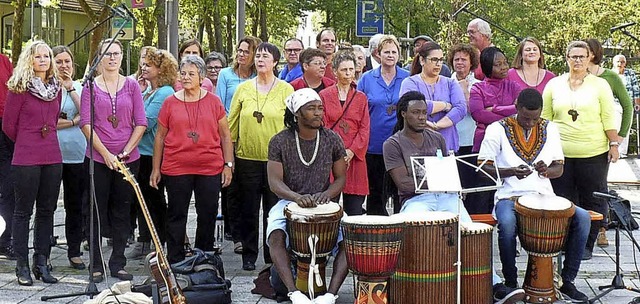 Mit Trommeln und afrikanischen Gesnge...ranstaltungen fanden reges Interesse.   | Foto: Privat