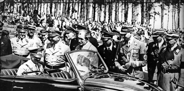 Adolf  Hitler (sitzend im Wagen) begut... ist Firmengrnder Ferdinand Porsche.   | Foto: DPA