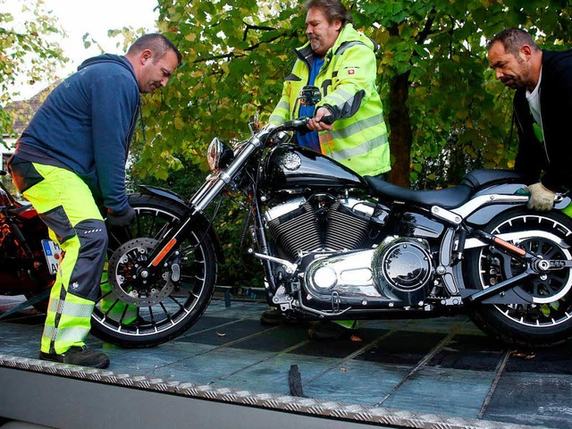 Das Motorrad eines Hells Angels wird in Erkrath sichergestellt.  | Foto: DPA