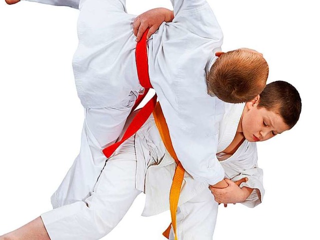 Auch das Fallen muss gelernt werden: zwei Jungs bei einer Judobung.  | Foto: adobe-stock/Resetz