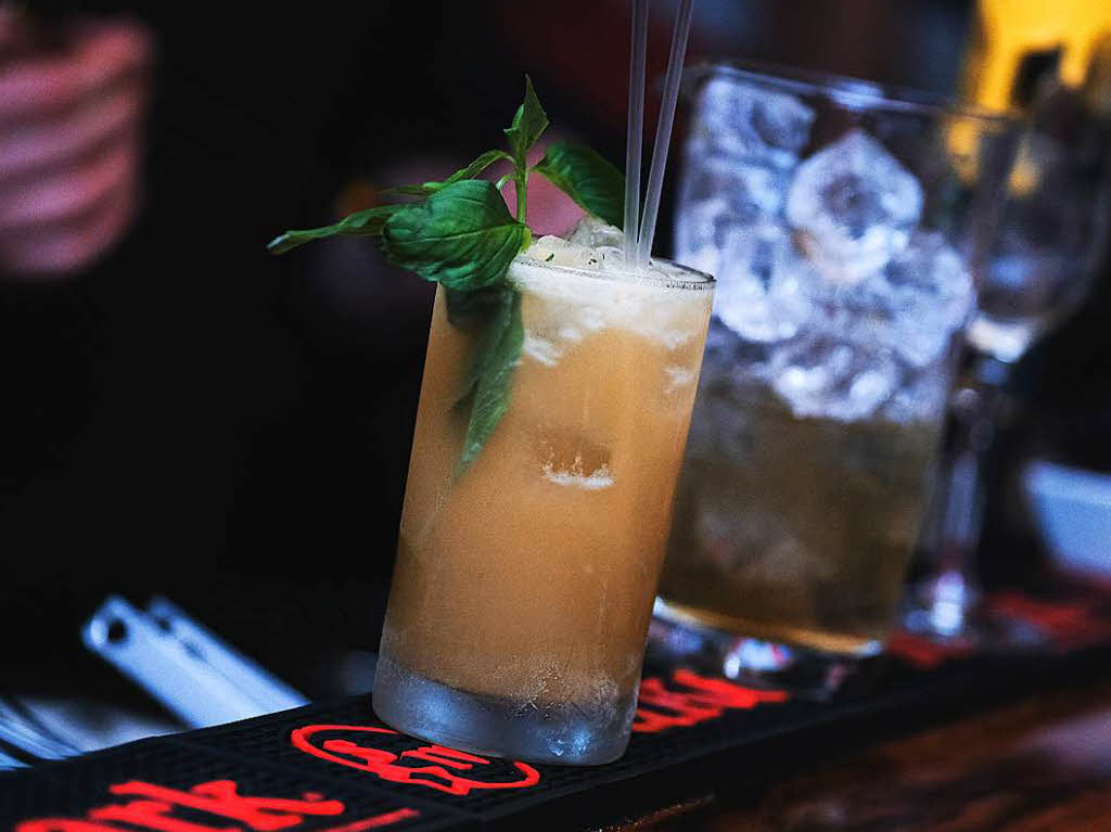 Leckere Drinks, frische Zutaten und eine lssige Atmosphre: Das ist das Konzept der One Trick Pony Bar in Freiburg Oberlinden. Die Bartender Boris Grner, Andi Schler und Jan Jahli stehen hier hinter der Theke.