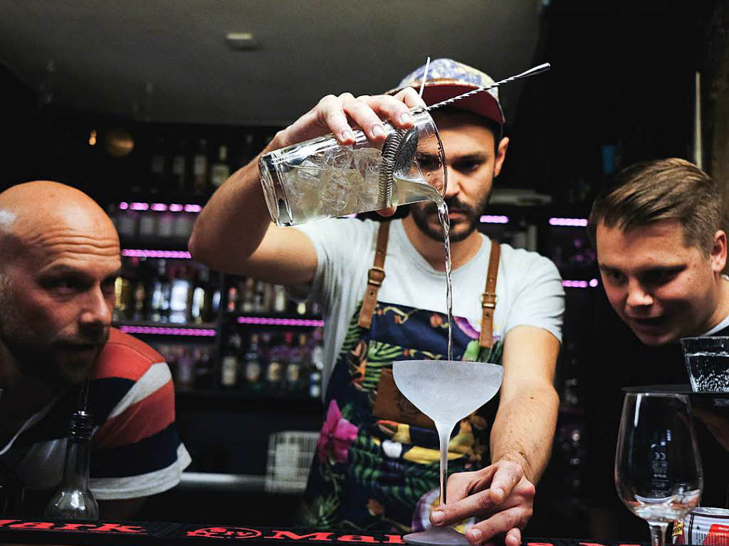 Leckere Drinks, frische Zutaten und eine lssige Atmosphre: Das ist das Konzept der One Trick Pony Bar in Freiburg Oberlinden. Die Bartender Boris Grner, Andi Schler und Jan Jahli stehen hier hinter der Theke.