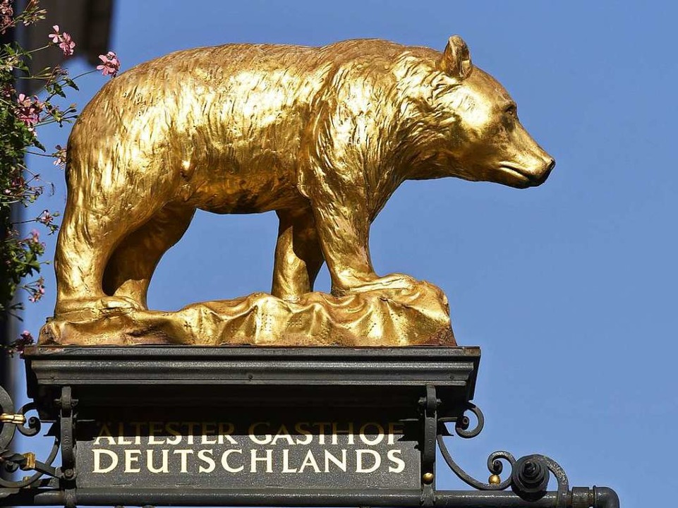 Am Eingang des Hotels Roten Bren wacht ein goldener Br.  | Foto: Thomas Kunz