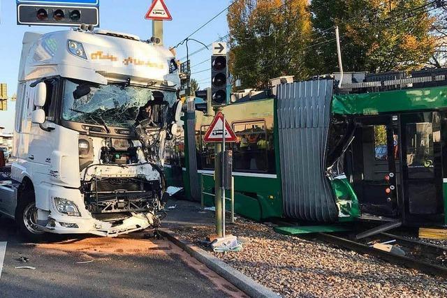 Tram kollidiert mit Lastwagen – 37 Verletzte in Muttenz