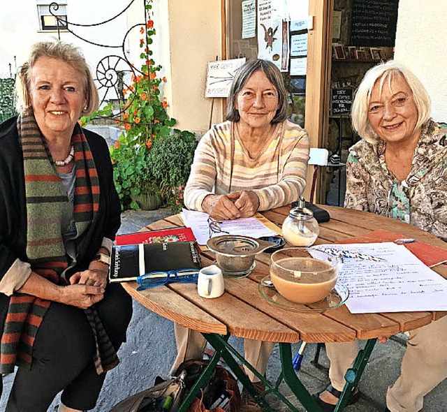 Uschi Kallmann, Heide Langguth und Ren...achen im Literaturkreis Bad Bellingen.  | Foto: Jutta Schtz