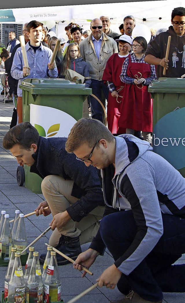 Magic Drums der Stdtischen Musikschule beim Kartenverkauf auf dem Rathausplatz   | Foto: H. Fssel