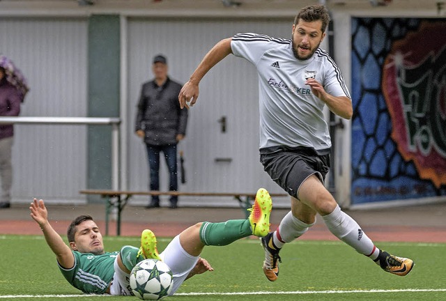 &#8222;Da geht noch was nach oben&#822... (rechts, gegen Tim Wiessmer, FC Zell)  | Foto: Grndl