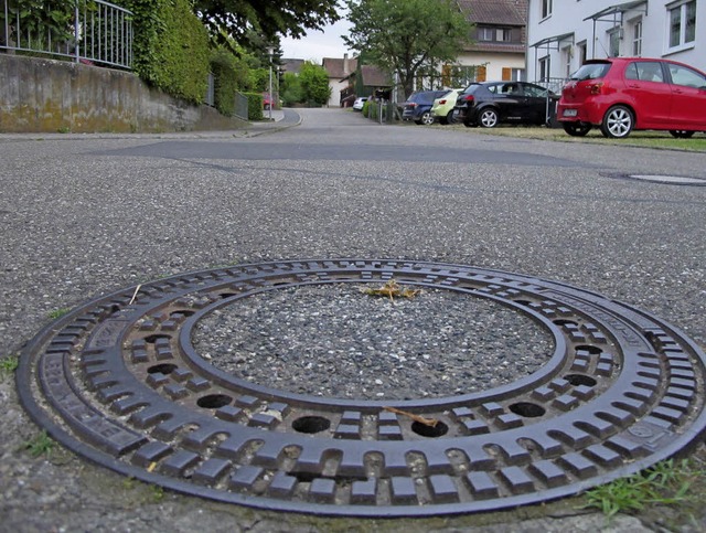 Wenn ein solcher Kanaldeckel nicht ric...t, kann er zum echten rgernis werden.  | Foto: Symbolfoto: Jutta Schtz