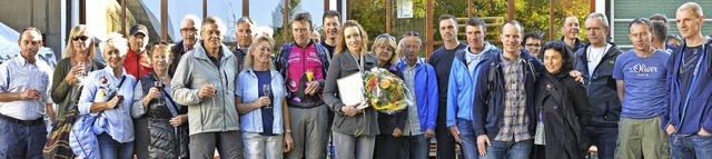 Zahlreiche Vereinsmitglieder gratulier...elt Bernd Grothe (Siebter von links).   | Foto: Privat
