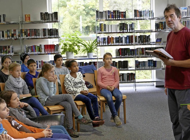 Der Kinder- und Jugendbuchautor Boris ...serpublikum in der Wehrer Mediathek.    | Foto: Hrvoje Miloslavic