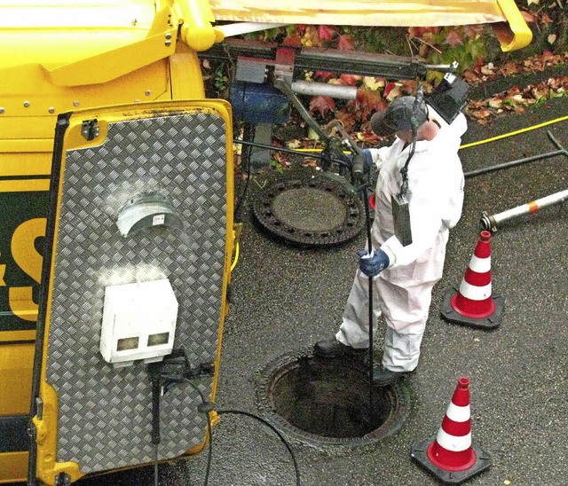 Die Sanierung der Abwasserkanle kann ...e-Roboter und weiem Overall erfolgen.  | Foto: M. Lange