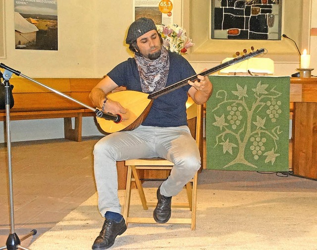 Saman Mohammad Altahir begleitete die Vernissage mit Musik aus dem Nahen Osten.   | Foto: Gudrun Gehr