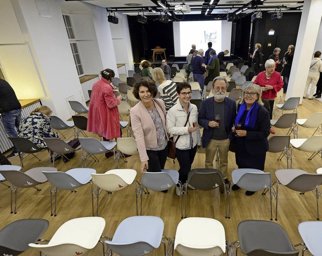 Die Stuhlpaten  Beate Riess, Ute Eckha...rum fr Literatur in der Innenstadt.    | Foto: Ingo Schneider