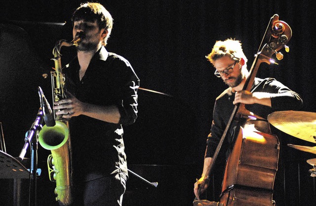 Saxophonist James Mainwaring und Bassi...von der John Law&#8217;s Congregation   | Foto: Thomas Loisl Mink